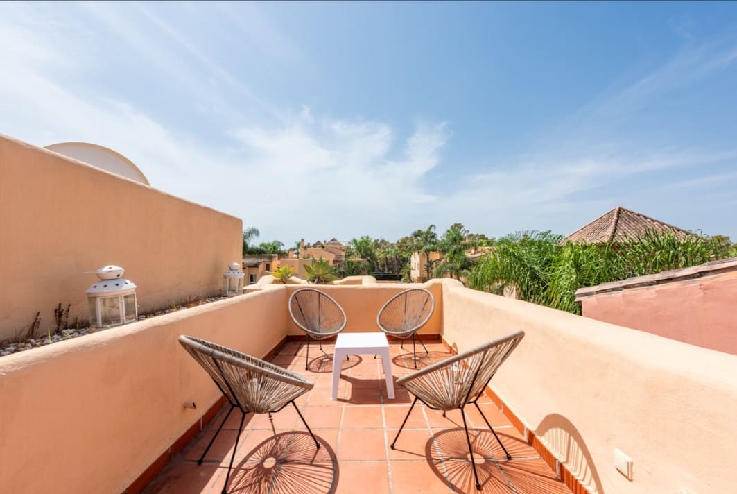 4 soverom Kjedet enebolig til salgs i Nueva Andalucia med svømmebasseng garasje - € 495 000 (Ref: 10173834)
