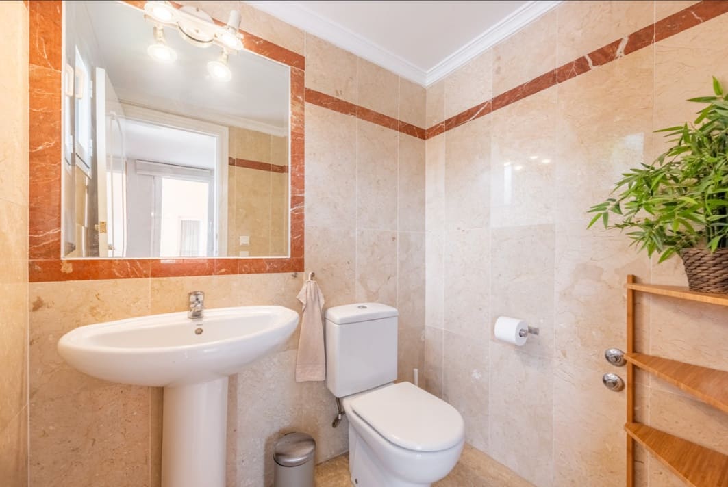 4 soverom Kjedet enebolig til salgs i Nueva Andalucia med svømmebasseng garasje - € 495 000 (Ref: 10173834)
