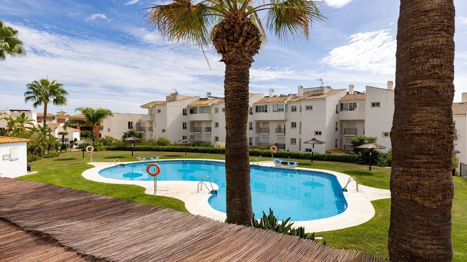 2 bedroom Apartment for sale in La Duquesa / Puerto de la Duquesa with pool garage - € 315,000 (Ref: 10174506)