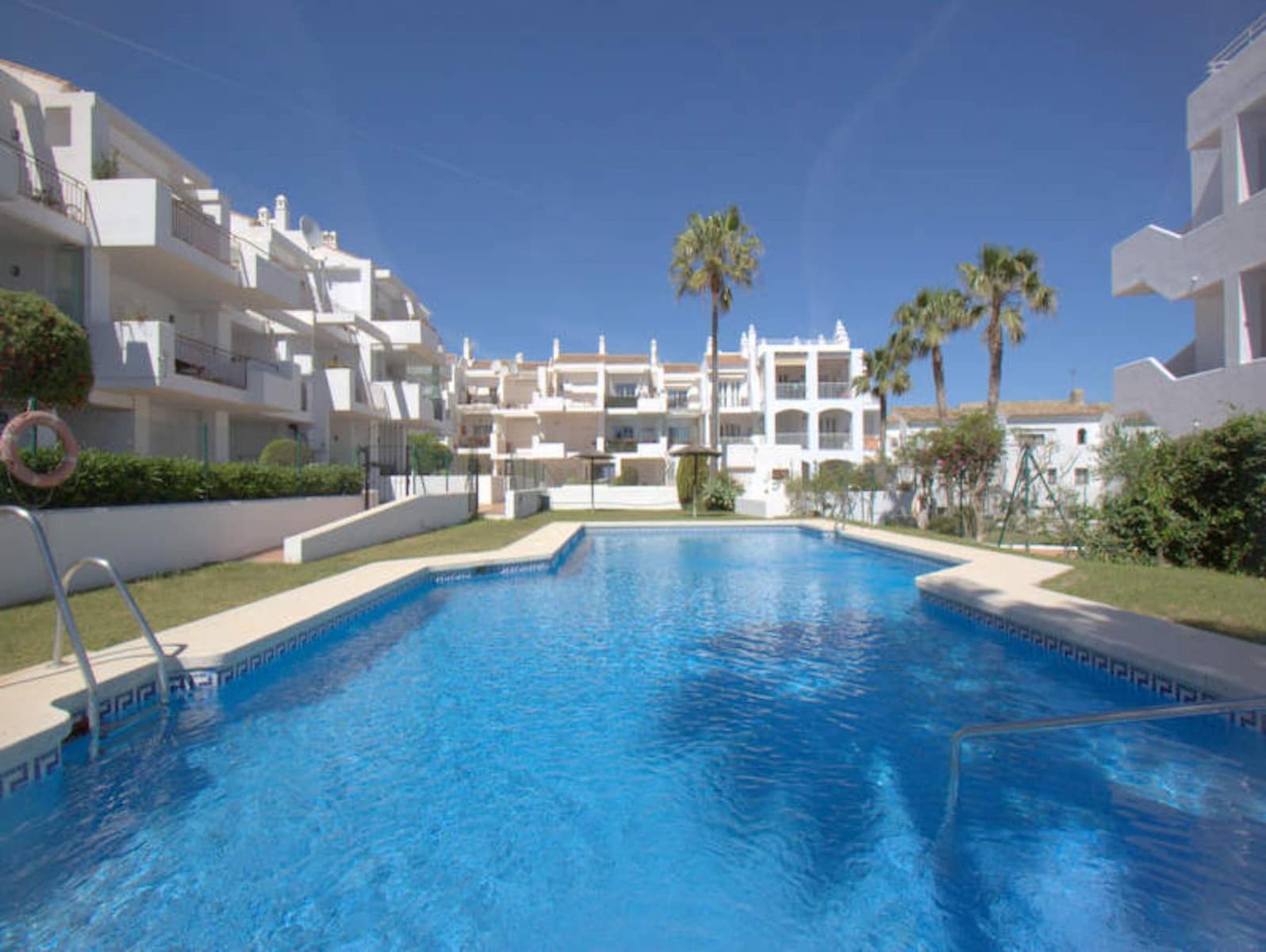 2 bedroom Penthouse for sale in La Duquesa / Puerto de la Duquesa with pool - € 280,000 (Ref: 10174509)