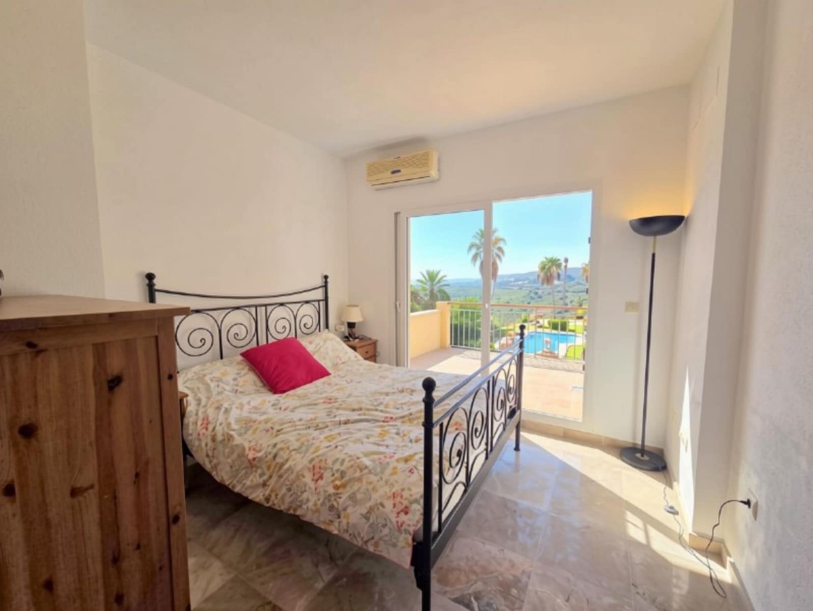 2 bedroom Penthouse for sale in La Duquesa / Puerto de la Duquesa with pool - € 280,000 (Ref: 10174509)