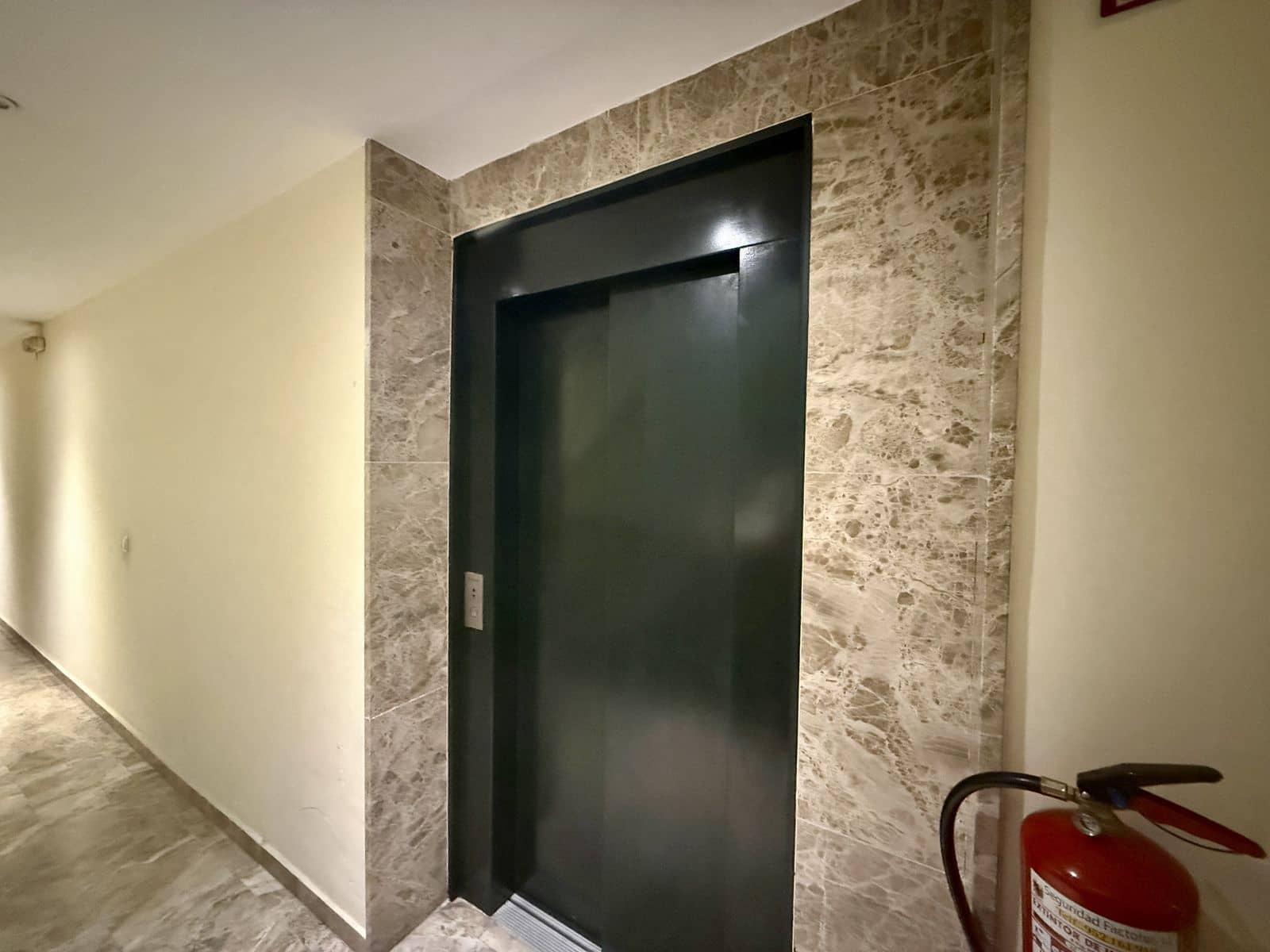 2 soveværelse Lejlighed til salg i Nueva Andalucia med swimmingpool garage - € 390.000 (Ref: 10174539)