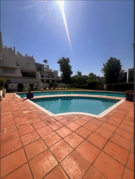 2 sovrum Lägenhet för semesterbostäder i Estepona med pool garage - 2 000 € (Ref: 10174615)
