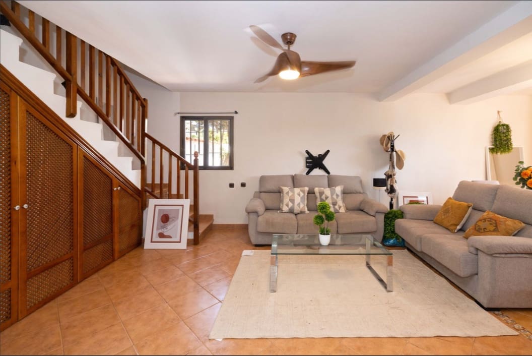 3 soverom Hus til salgs i Estepona med svømmebasseng - € 409 000 (Ref: 10179310)