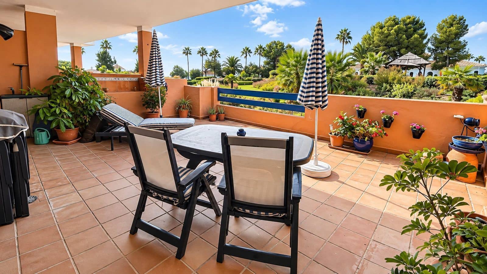 Apartamento de 2 habitaciones en La Duquesa / Puerto de la Duquesa en venta con piscina garaje - 320.000 € (Ref: 10179369)