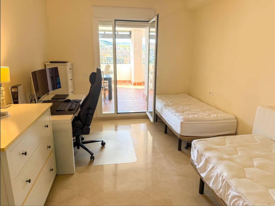 2 slaapkamer Appartement te koop in La Duquesa / Puerto de la Duquesa met garage - € 340.000 (Ref: 10179386)