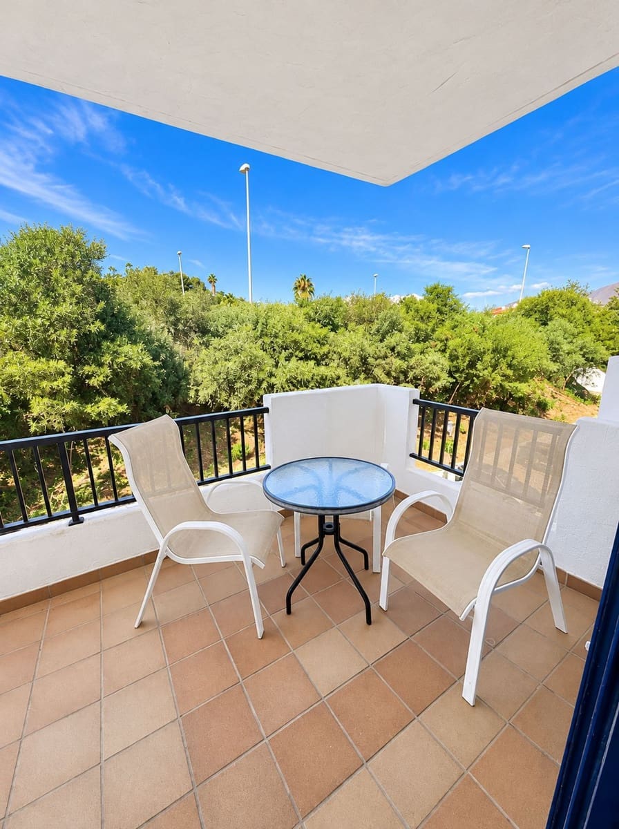 2 bedroom Apartment for sale in La Duquesa / Puerto de la Duquesa with pool garage - € 295,000 (Ref: 10180519)