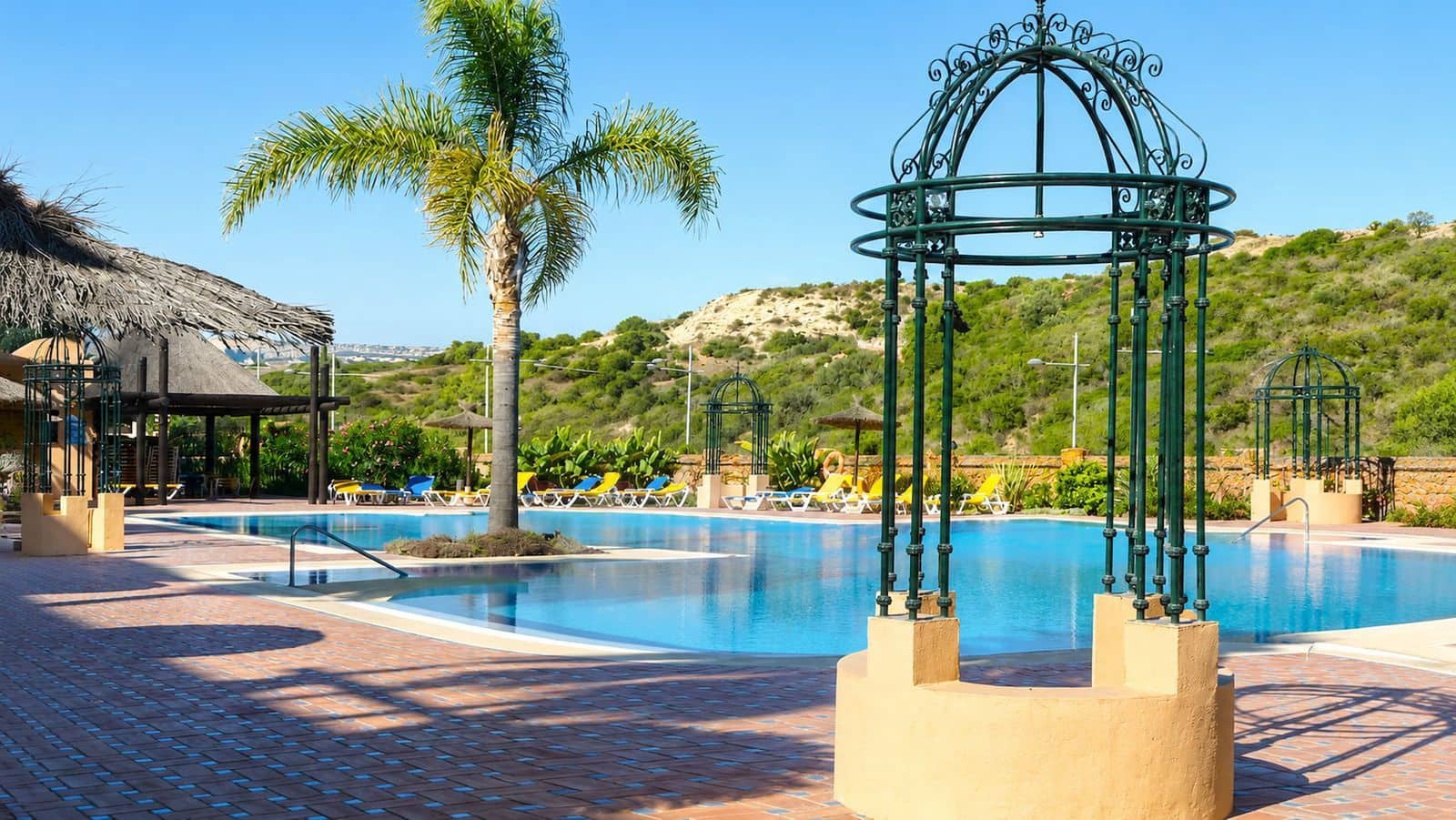 Ático de 2 habitaciones en La Duquesa / Puerto de la Duquesa en venta con piscina garaje - 320.000 € (Ref: 10180557)