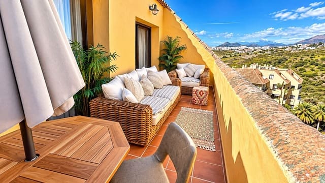 Ático de 2 habitaciones en La Duquesa / Puerto de la Duquesa, Manilva en venta con piscina garaje - 320.000 € (Ref: 10180557)