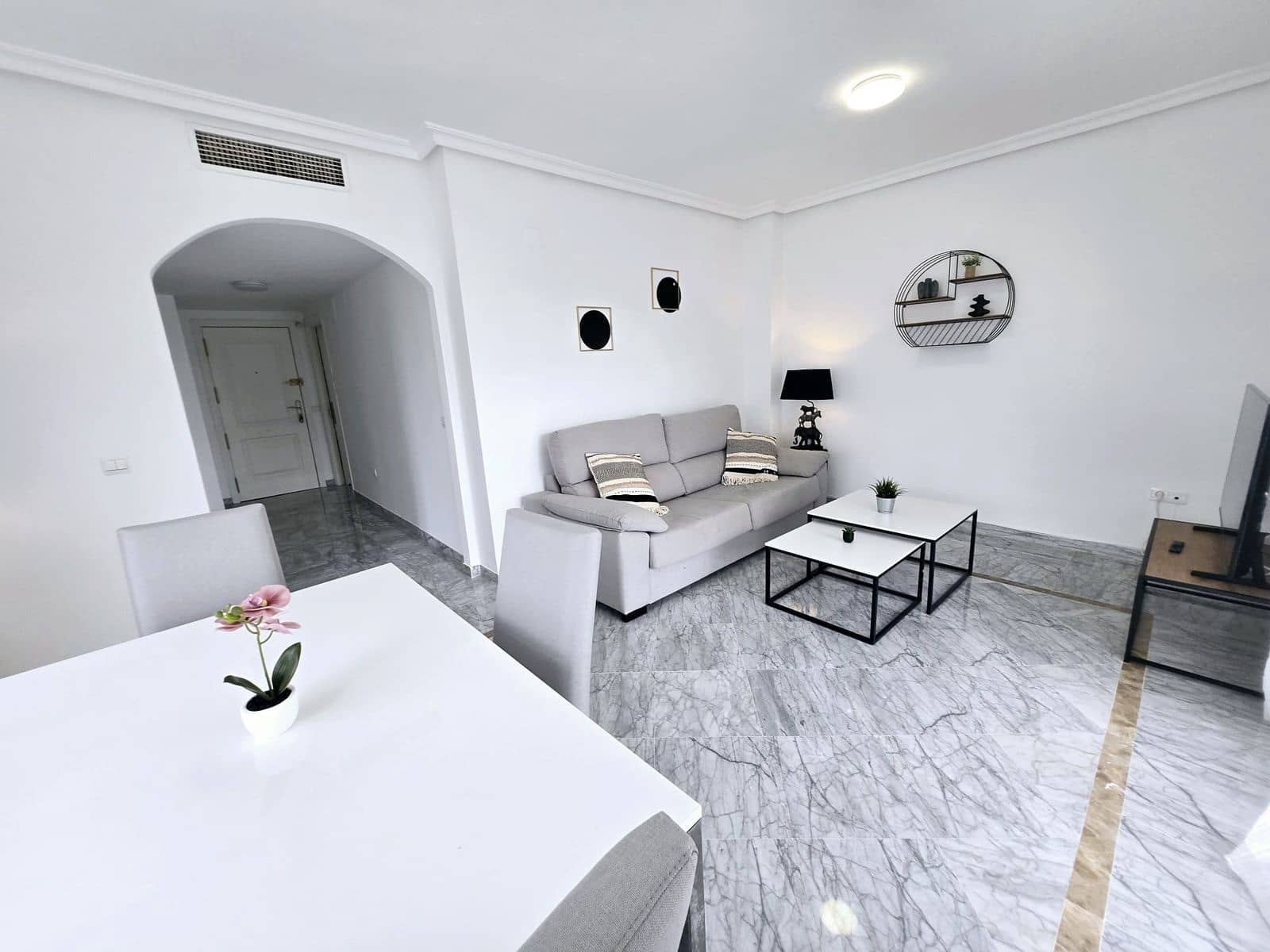Apartamento de 2 habitaciones en Nueva Andalucia en venta con piscina garaje - 390.000 € (Ref: 10180558)