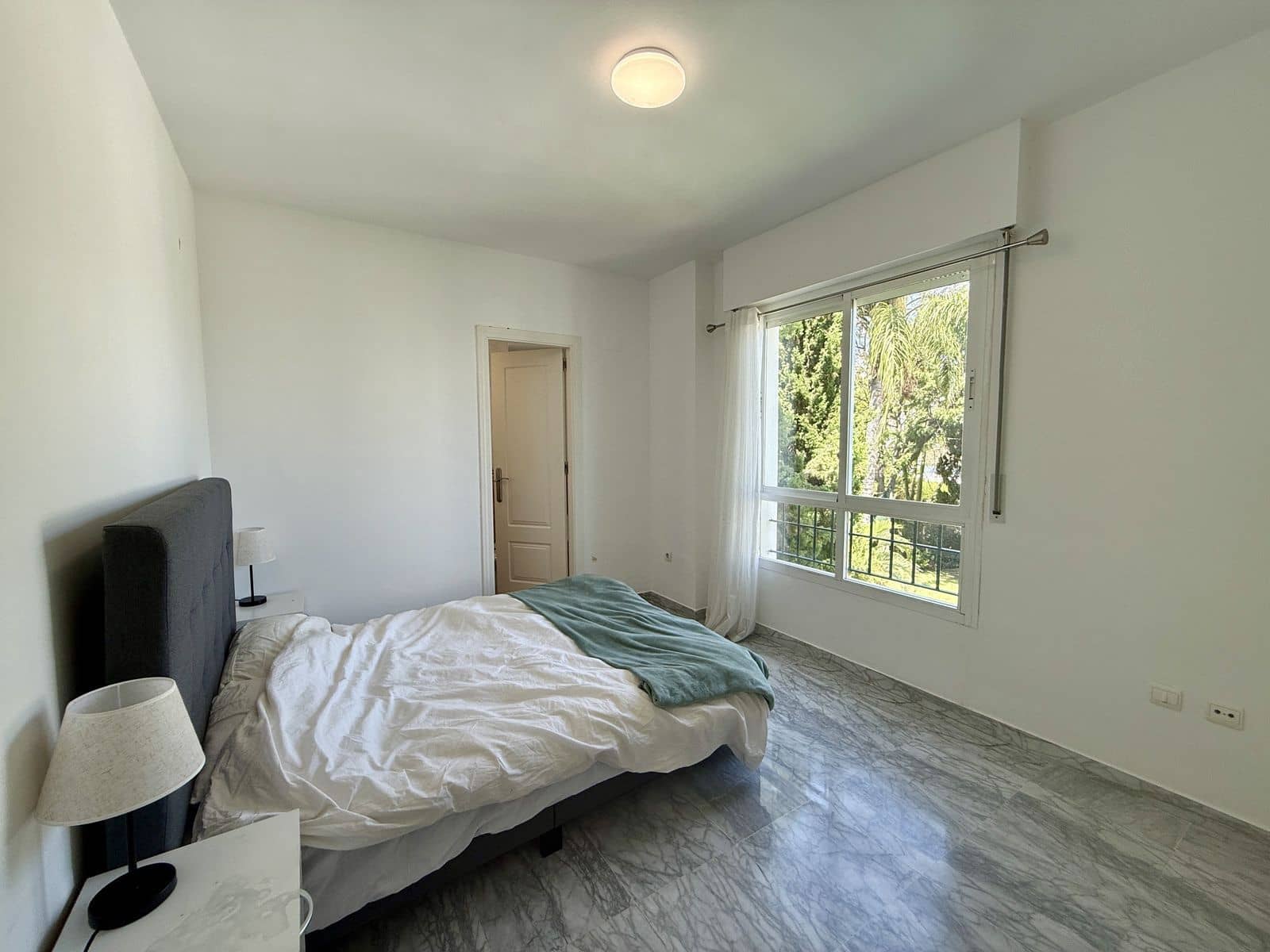 Apartamento de 2 habitaciones en Nueva Andalucia en venta con piscina garaje - 390.000 € (Ref: 10180558)