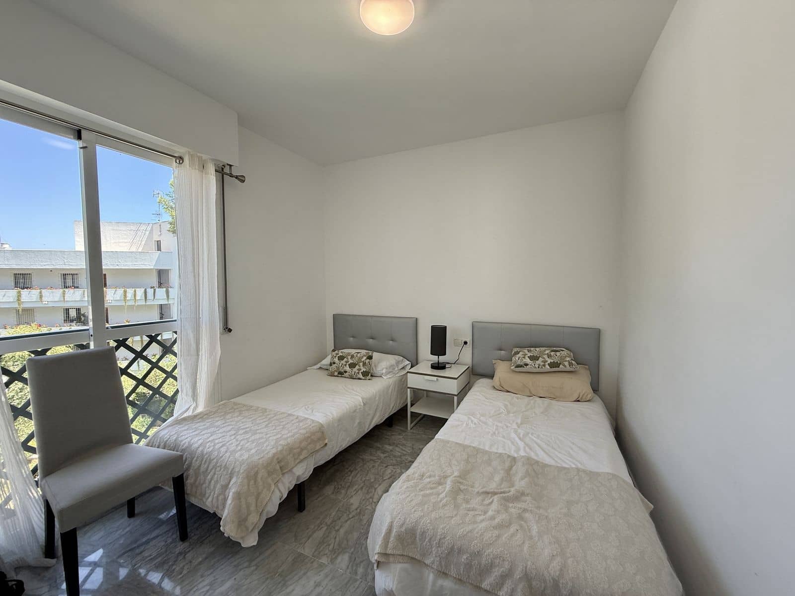 Apartamento de 2 habitaciones en Nueva Andalucia en venta con piscina garaje - 390.000 € (Ref: 10180558)