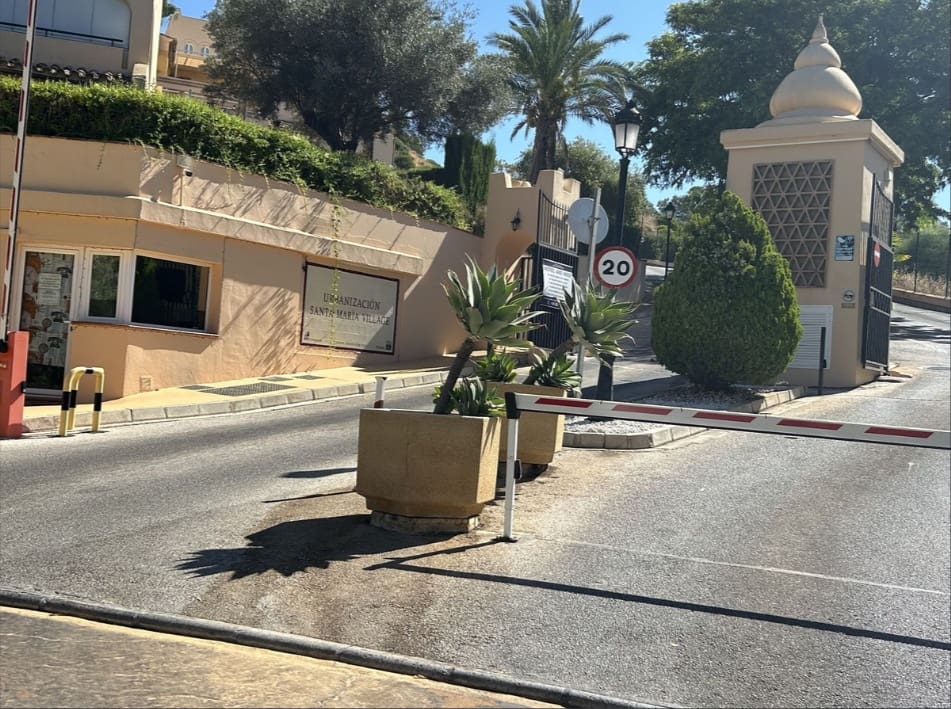 2 bedroom Apartment for sale in Elviria with pool - € 375,000 (Ref: 10183534)