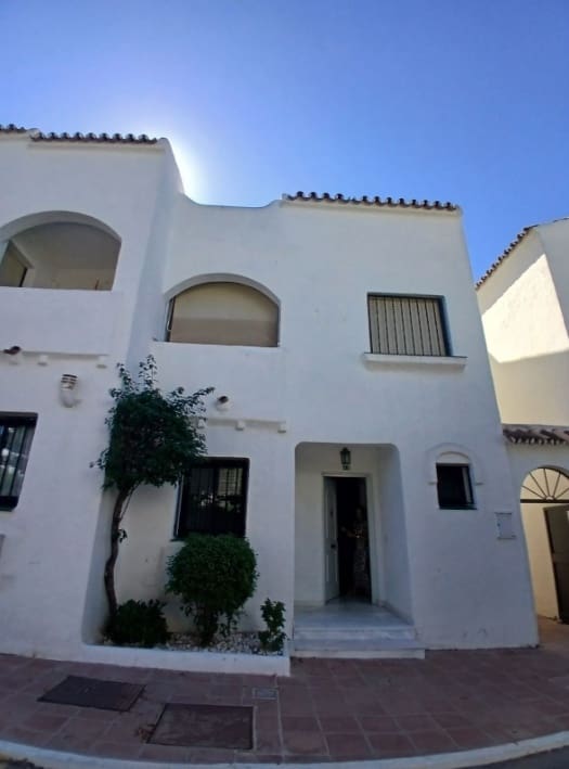3 sypialnia Dom do wynajęcia w Estepona z basenem - 2 500 € (Ref: 10184787)
