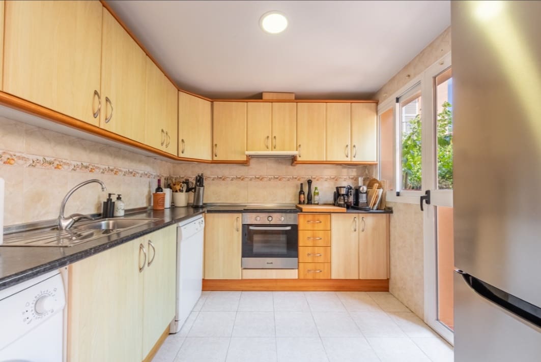 4 soveværelse Semi-Rækkehus til salg i Nueva Andalucia med swimmingpool garage - € 495.000 (Ref: 10184792)