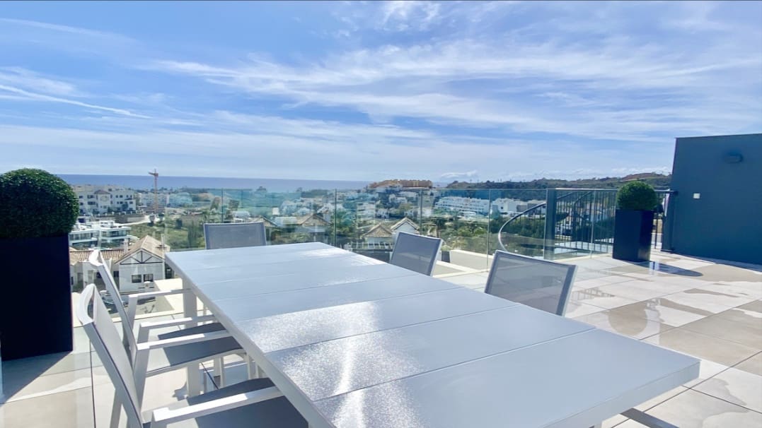 3 bedroom Penthouse for rent in Estepona with pool garage - € 3,250 (Ref: 10186745)