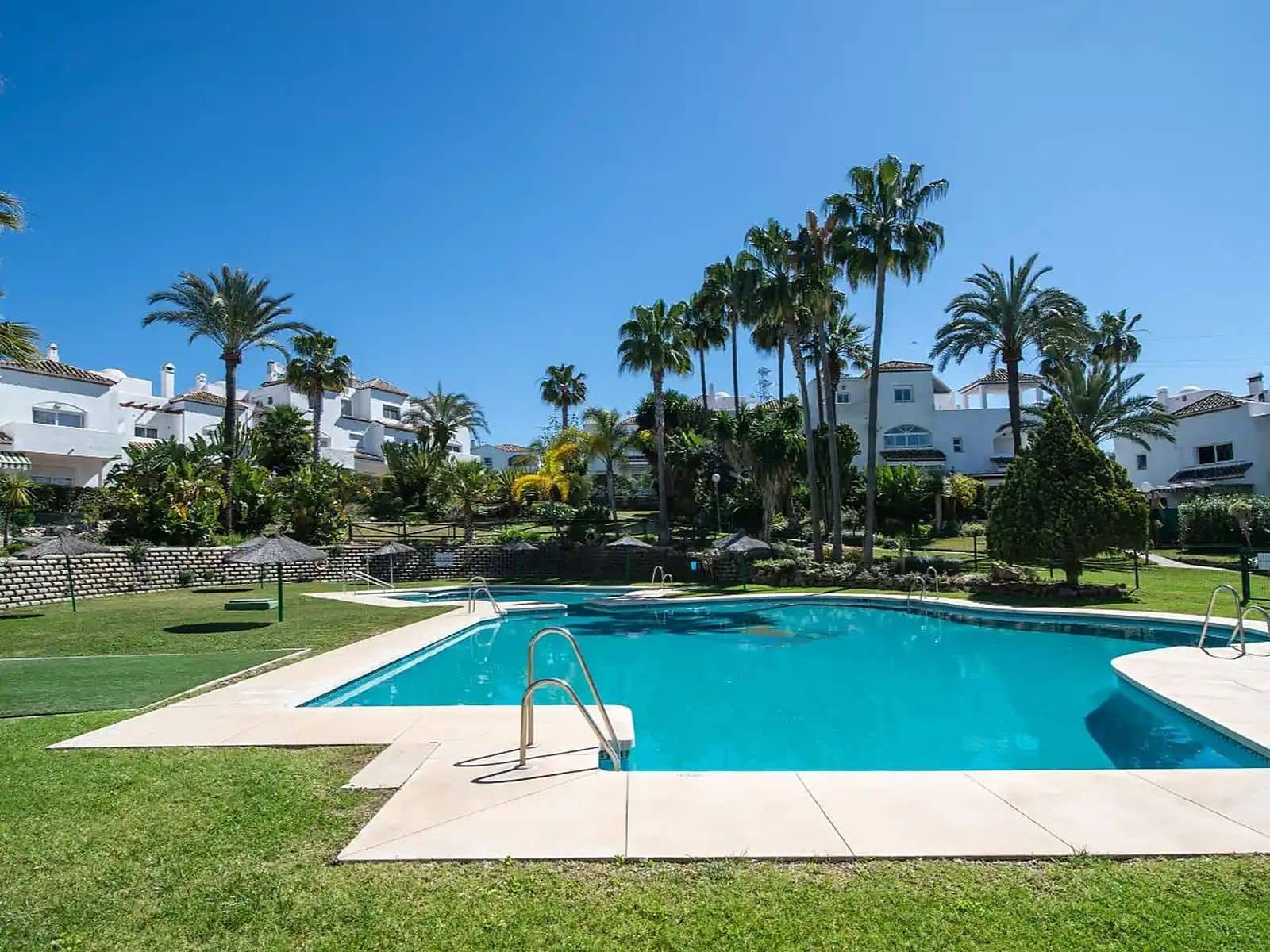 Pareado de 5 habitaciones en Estepona en venta con piscina - 468.000 € (Ref: 10186762)