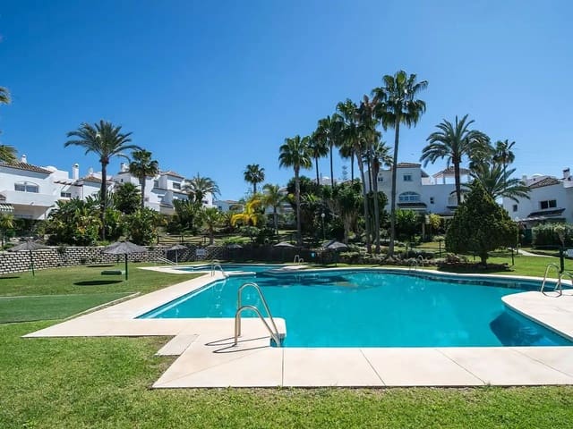 Pareado de 5 habitaciones en Estepona en venta con piscina - 468.000 € (Ref: 10186762)