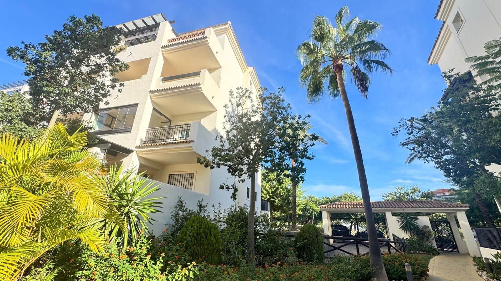 2 soverom Penthouse til salgs i Manilva med svømmebasseng garasje - € 370 000 (Ref: 10187611)