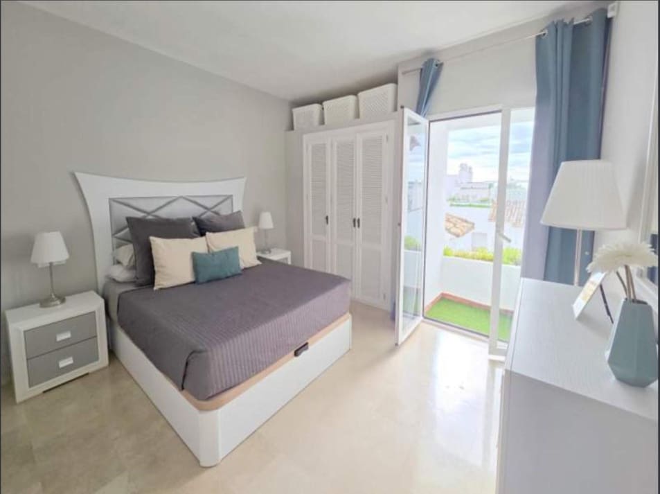 Ático de 2 habitaciones en La Duquesa / Puerto de la Duquesa en venta con piscina garaje - 275.000 € (Ref: 10187614)