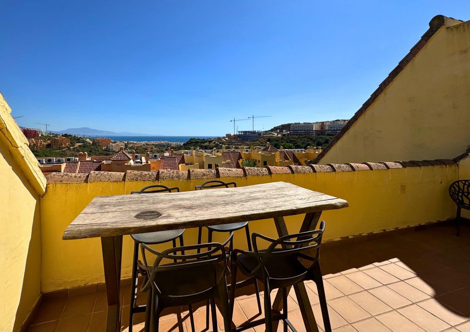 2 bedroom Penthouse for sale in La Duquesa / Puerto de la Duquesa with pool garage - € 223,000 (Ref: 9431963)