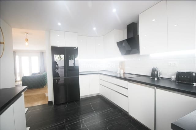 3 soveværelse Semi-Rækkehus til salg i La Duquesa / Puerto de la Duquesa, Manilva med garage - € 399.000 (Ref: 9440845)