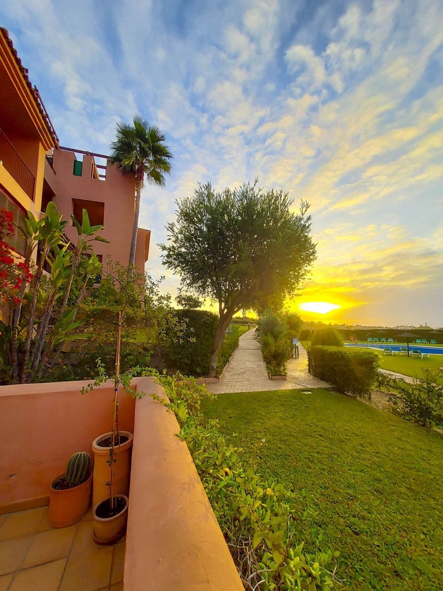 2 bedroom Apartment for sale in La Duquesa / Puerto de la Duquesa with pool garage - € 329,000 (Ref: 9444685)