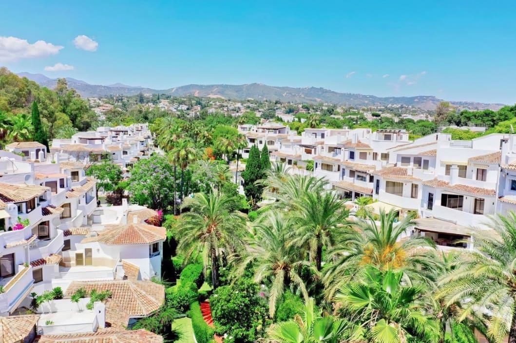 2 bedroom Apartment for sale in Elviria - € 470,000 (Ref: 9446733)