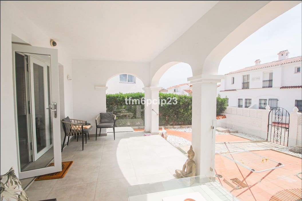 3 soverom Kjedet enebolig til salgs i La Duquesa / Puerto de la Duquesa med garasje - € 399 000 (Ref: 9446971)