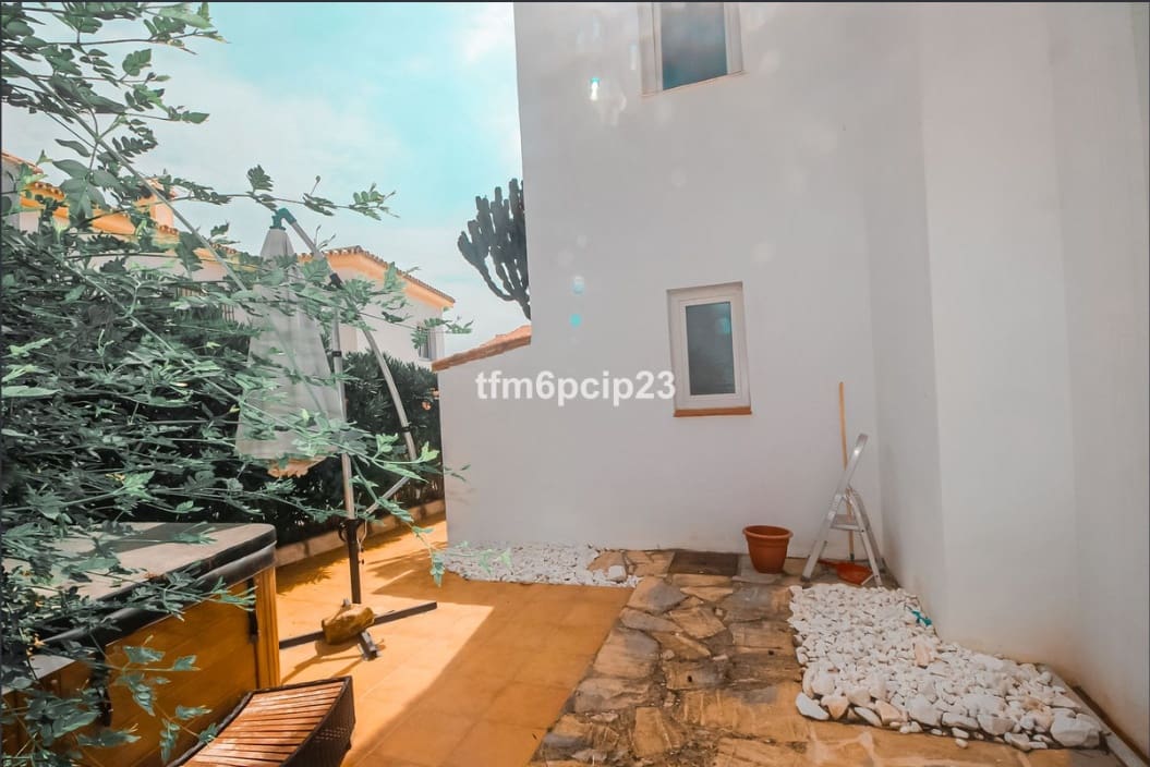 3 soverom Kjedet enebolig til salgs i La Duquesa / Puerto de la Duquesa med garasje - € 399 000 (Ref: 9446971)