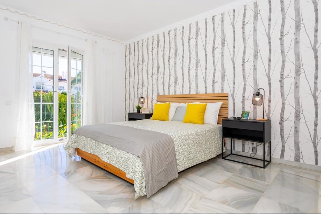 Apartamento de 2 habitaciones en Estepona en venta con piscina - 495.000 € (Ref: 9452385)