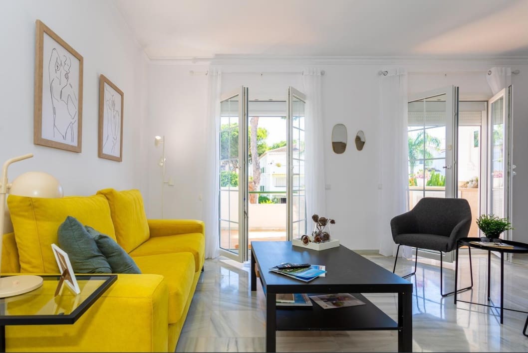 Apartamento de 2 habitaciones en Estepona en venta con piscina - 495.000 € (Ref: 9452385)