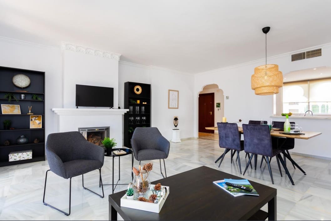 Apartamento de 2 habitaciones en Estepona en venta con piscina - 495.000 € (Ref: 9452385)