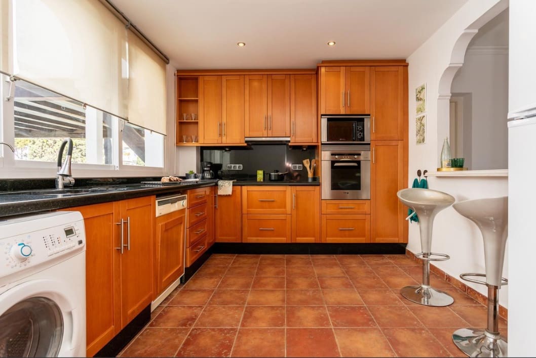 Apartamento de 2 habitaciones en Estepona en venta con piscina - 495.000 € (Ref: 9452385)