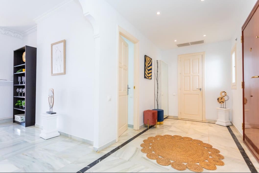 Apartamento de 2 habitaciones en Estepona en venta con piscina - 495.000 € (Ref: 9452385)