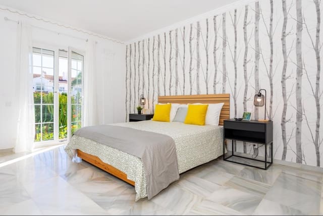 Apartamento de 2 habitaciones en Estepona en venta con piscina - 495.000 € (Ref: 9452385)