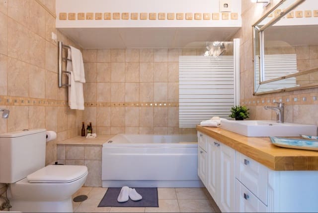 Apartamento de 2 habitaciones en Estepona en venta con piscina - 495.000 € (Ref: 9452385)