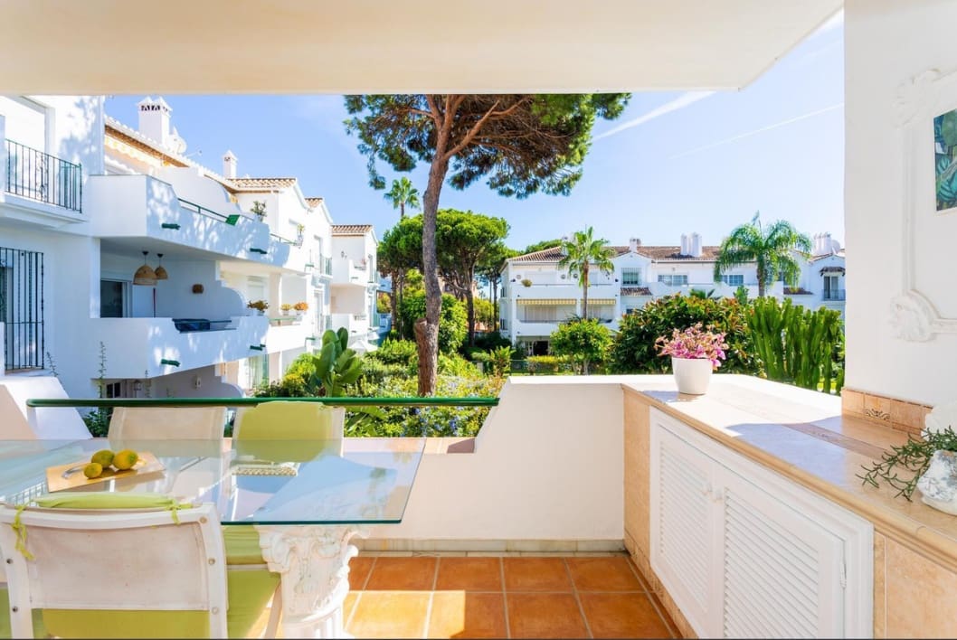 Apartamento de 2 habitaciones en Estepona en venta con piscina - 495.000 € (Ref: 9452385)