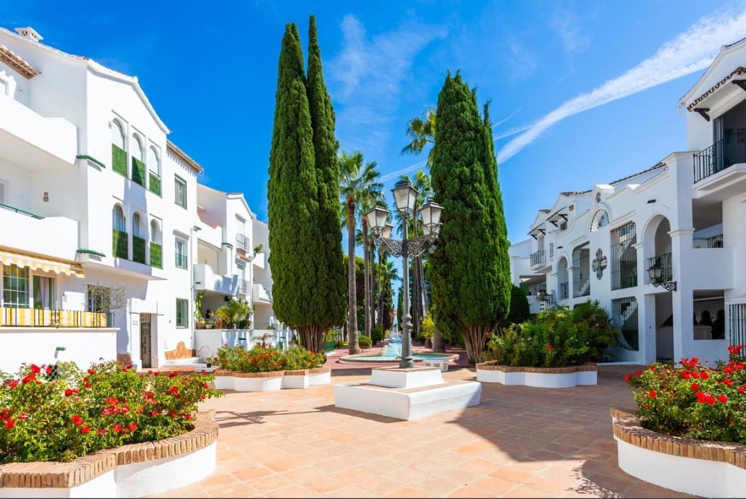 Apartamento de 2 habitaciones en Estepona en venta con piscina - 495.000 € (Ref: 9452385)