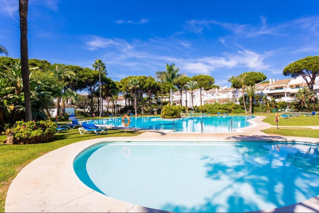 Apartamento de 2 habitaciones en Estepona en venta con piscina - 495.000 € (Ref: 9452385)