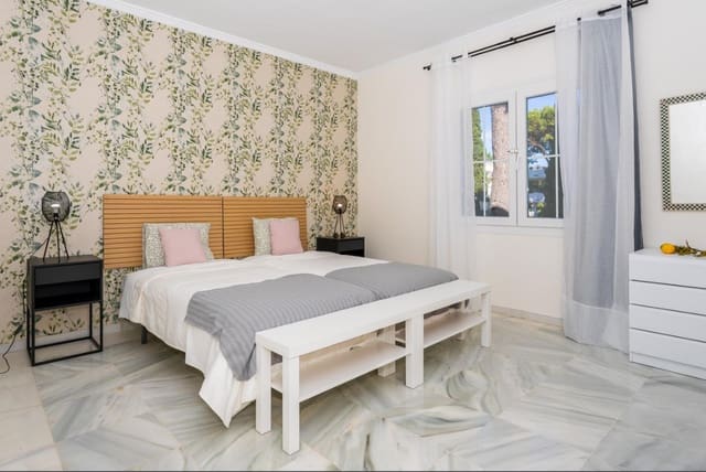 Apartamento de 2 habitaciones en Estepona en venta con piscina - 495.000 € (Ref: 9452385)