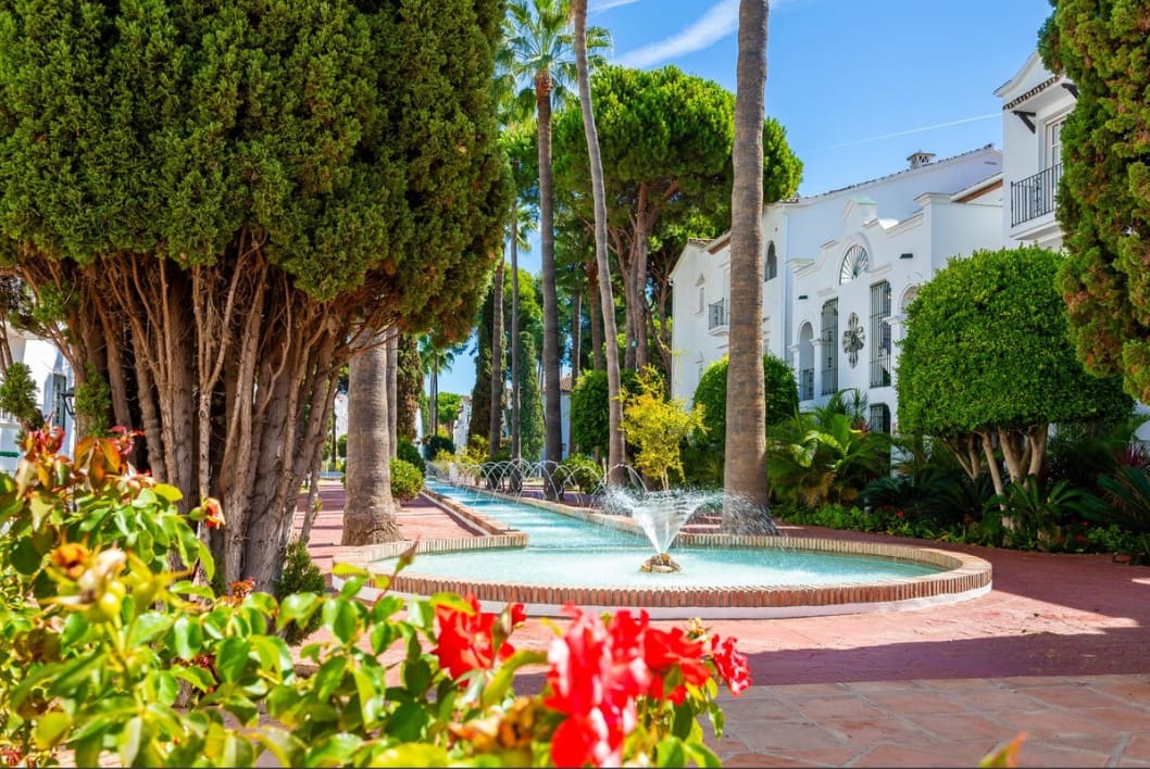 Apartamento de 2 habitaciones en Estepona en venta con piscina - 495.000 € (Ref: 9452385)