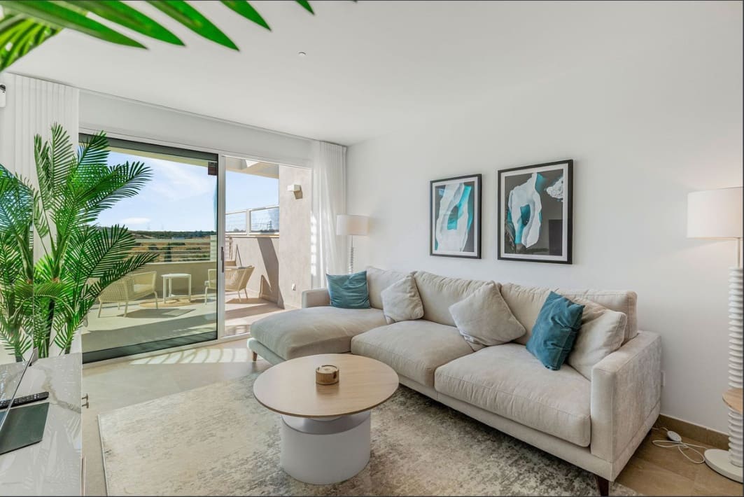 2 bedroom Penthouse for sale in Estepona with pool - € 450,000 (Ref: 9452908)