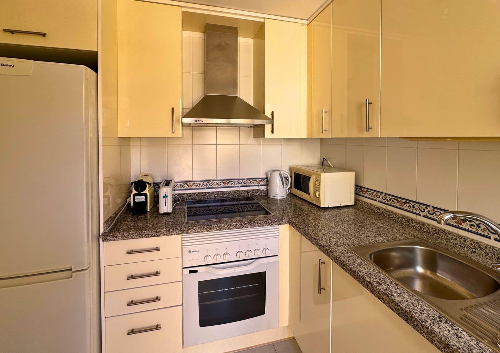 2 sypialnia Penthouse na sprzedaż w La Duquesa / Puerto de la Duquesa z basenem garażem - 223 000 € (Ref: 9474866)