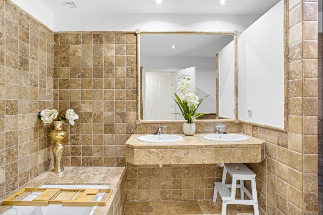 2 bedroom Apartment for sale in Estepona with pool - € 455,000 (Ref: 9474867)