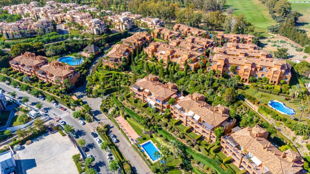 2 bedroom Apartment for sale in Estepona with pool - € 455,000 (Ref: 9474867)