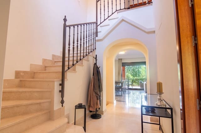 3 quarto Casa em Banda para venda em Estepona com piscina garagem - 470 000 € (Ref: 9475465)