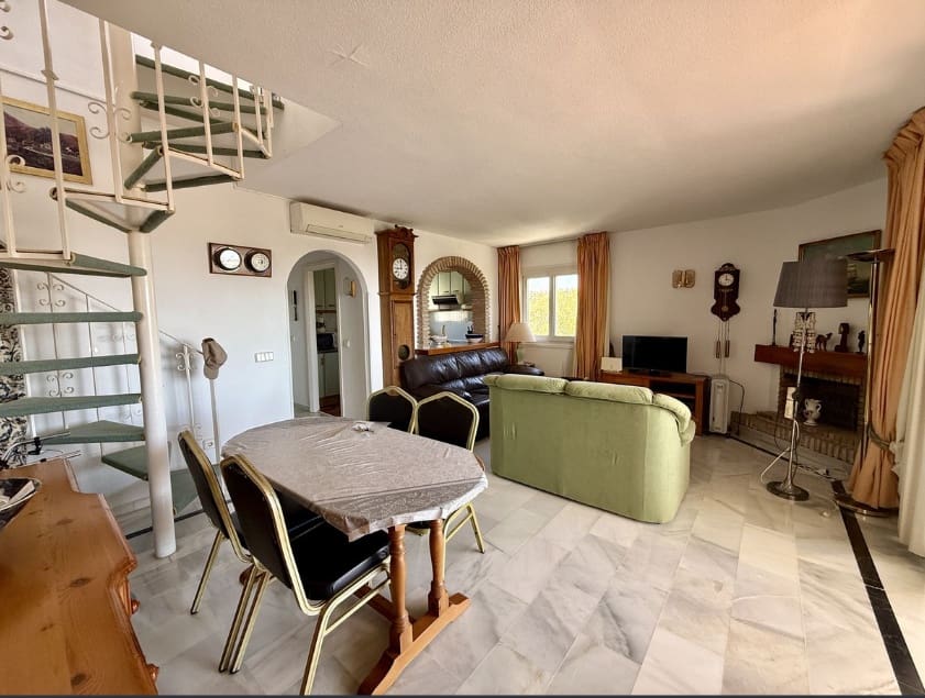 2 bedroom Penthouse for sale in Calahonda with pool - € 379,000 (Ref: 9475498)