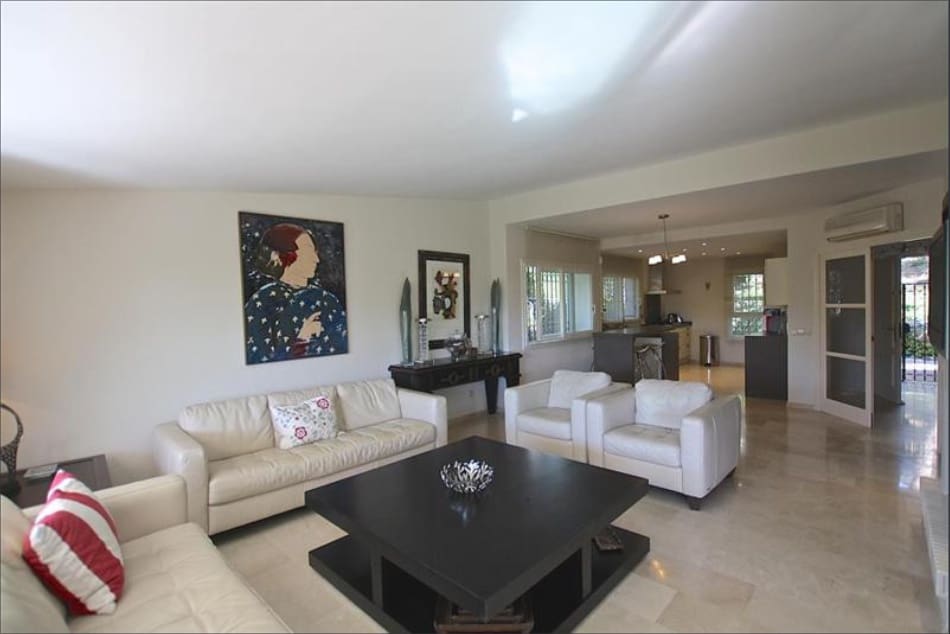 3 soveværelse Semi-Rækkehus til salg i Malaga by med swimmingpool - € 495.000 (Ref: 9475963)