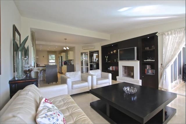 3 soveværelse Semi-Rækkehus til salg i Miraflores, Málaga by med swimmingpool - € 495.000 (Ref: 9475963)